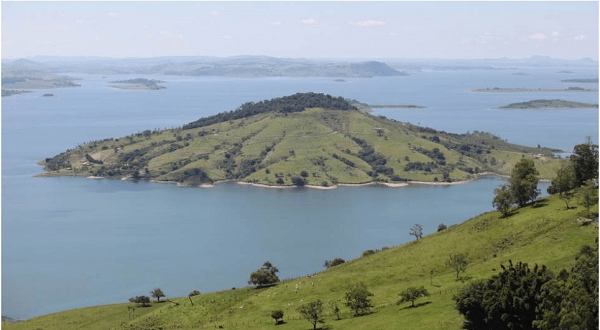 Ribeirão Claro tem como fronteira natural o Rio Paranapanema, na divisa com Chavantes, no Estado de São Paulo. É uma região panorâmica com montanhas e colinas cobertas de vegetação remanescente da Mata Atlântica. Foto: Divulgação