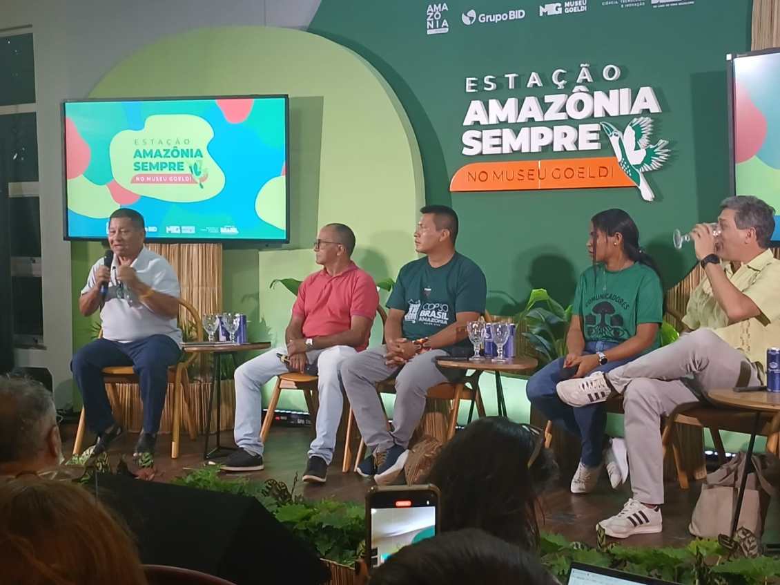 Mesa redonda com pesquisadores discutindo o Projeto Amazônia Revelada durante a COP30, no Museu Goeldi. O painel inclui especialistas em arqueologia e cultura amazônica.