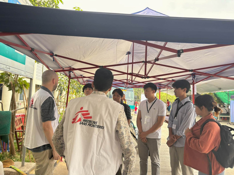 Equipe de Médicos Sem Fronteiras se reúne sob uma tenda para discutir ações de assistência em Mianmar após o terremoto.