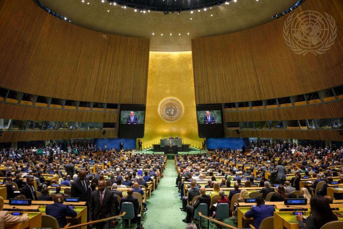 Imagem da Assembleia Geral da ONU, com um grande público e um palco onde um orador está falando, capturando um momento do Debates Gerais da 80ª sessão.