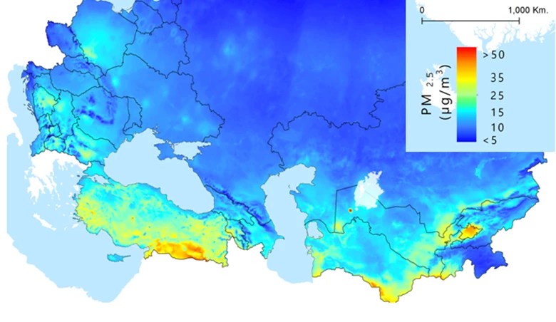 Mapa da poluição do ar mostrando a distribuição de material particulado fino (PM2.5) na Europa e na Ásia Central, com uma legenda de cores indicando diferentes níveis de concentração em microgramas por metro cúbico.