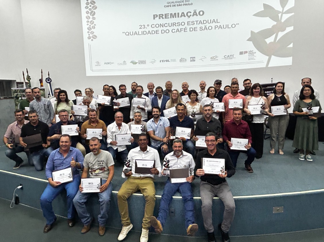 Grupo de participantes com certificados na cerimônia de premiação do 23º Concurso Estadual 'Qualidade do Café de São Paulo'.