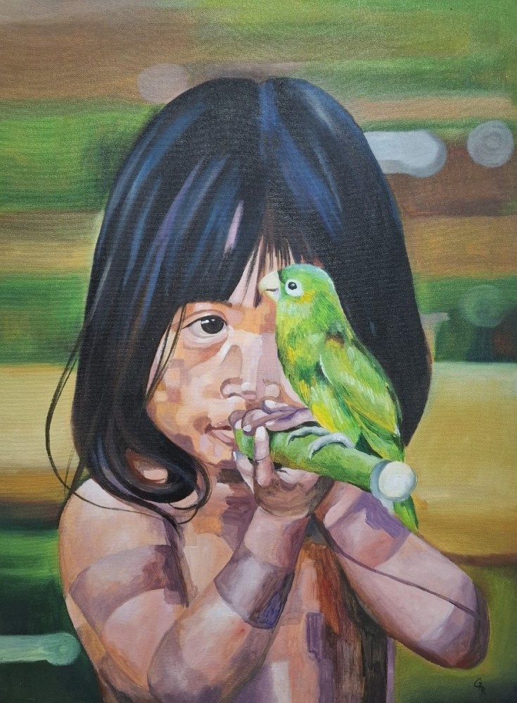 Pintura de uma criança com cabelo escuro segurando um canudo de bambu enquanto um pássaro verde está empoleirado em seu braço.