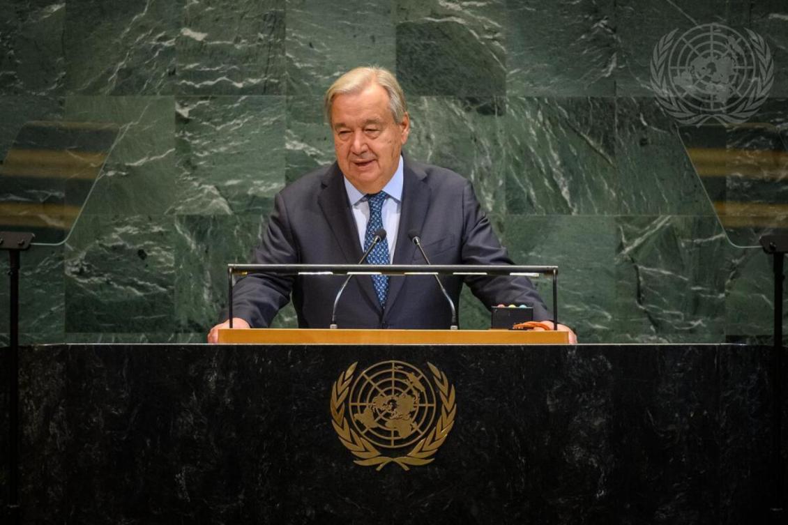 António Guterres, secretário-geral da ONU, falando no pódio durante a 80ª sessão da Assembleia Geral das Nações Unidas, com o logotipo da ONU ao fundo.
