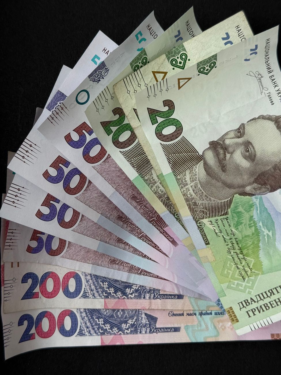ukrainian currency notes fan display
